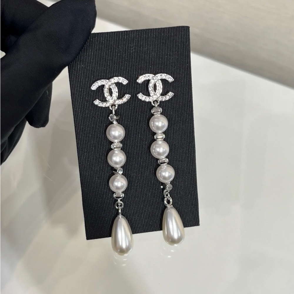 Chanel classic pearl drop earrings - Picture 3 of 7
